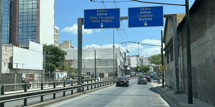 Άνοιξε η οδός Πειραιώς στο ύψος της οδού Ηρακλειδών – Ενας τραυματίας στη σύγκρουση Ι.Χ. με φορτηγό