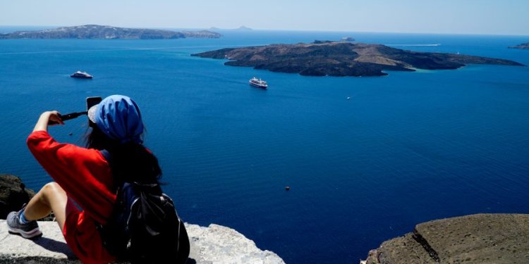 Ένας στους δυο κατοίκους της Αττικής «κόβει» τις διακοπές λογω ακρίβειας