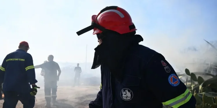 Ενισχύθηκαν οι πυροσβεστικές δυνάμεις στη φωτιά στο Αλιβέρι Ευβοίας – Ήχησε το 112