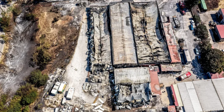 Αποπνικτική παραμένει η ατμόσφαιρα στο Ωραιόκαστρο – Με μάσκες οι κάτοικοι – Συνεχίζουν να επιχειρούν ισχυρές πυροσβεστικές δυνάμεις Αποπνικτική παραμένει η ατμόσφαιρα στο Ωραιόκαστρο – Με μάσκες οι κάτοικοι – Συνεχίζουν να επιχειρούν ισχυρές πυροσβεστικές δυνάμεις