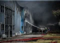 Σε ύφεση η φωτιά σε βιοτεχνία στο Καλοχώρι της Θεσσαλονίκης – Ήχησε το 112