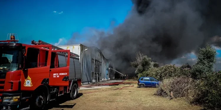 Τέθηκε άμεσα υπό έλεγχο η φωτιά στο πρώην στρατόπεδο Καρατάσιου