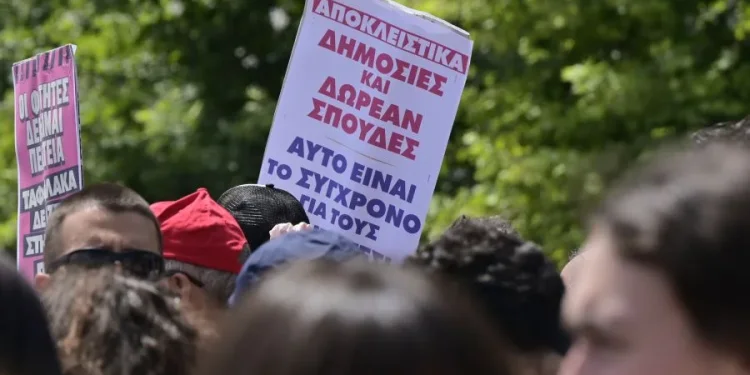 Στους δρόμους η ΑΔΕΔΥ για τη συνταγματική αναθεώρηση – Κλειστή η Πανεπιστημίου