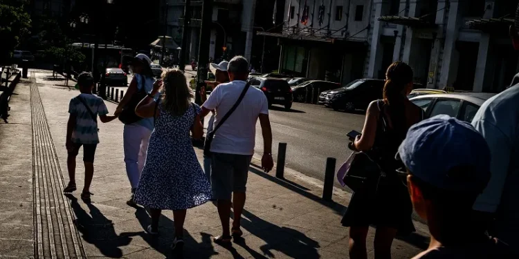 Επικίνδυνο κοκτέιλ καύσωνα και αφρικανικής σκόνης έως και την Τετάρτη – Ποιες περιοχές θα επηρεαστούν περισσότερο