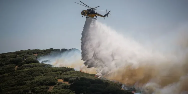 Φωτιά στο Ανθόφυτο Αιτωλοακαρνανίας – Σηκώθηκαν 4 αεροσκάφη και 2 ελικόπτερα