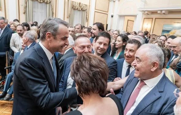 Η υπερκομματικη παρουσία του Γ.Χατζηθεοδοσιου και το σχόλιο Μητσοτάκη