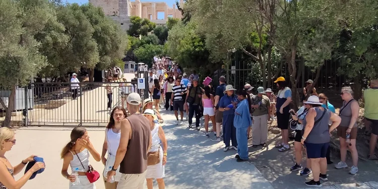 Ουρές επισκεπτών στον αρχαιολογικό χώρο της Ακρόπολης