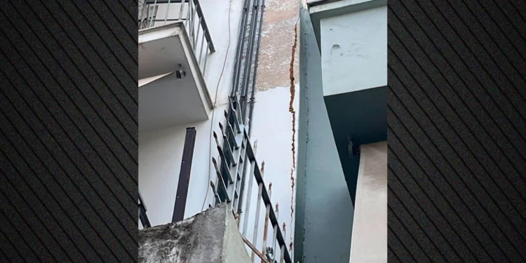 Ξένοι εμπειρογνώμονες ερευνούν το πρόβλημα με τα έργα του μετρό στην Κυψέλη – Ρωγμές σε 20 πολυκατοικίες
