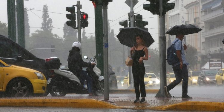 Ισχυρή καταιγίδα πλήττει την Αθήνα – Πτώσεις δέντρων και προβλήματα στην κυκλοφορία