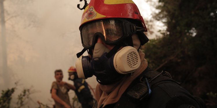 Συγκέντρωση στο Μέγαρο Μαξίμου πραγματοποίησαν εποχικοί πυροσβέστες – «Σας πιστέψαμε, μας κοροϊδεύετε»
