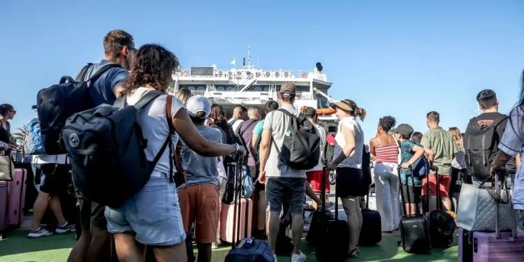 Μαζική η έξοδος των αδειούχων Aυγούστου – 61.000 επιβάτες αναχώρησαν από τα λιμάνια της Αττικής