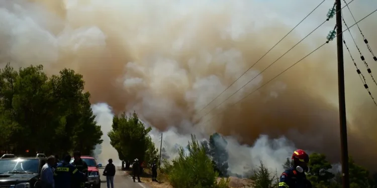 Μαίνονται τα πύρινα μέτωπα στην Δυτική Αττική – Εκτός επιχειρήσεων τα ελικόπτερα Bell