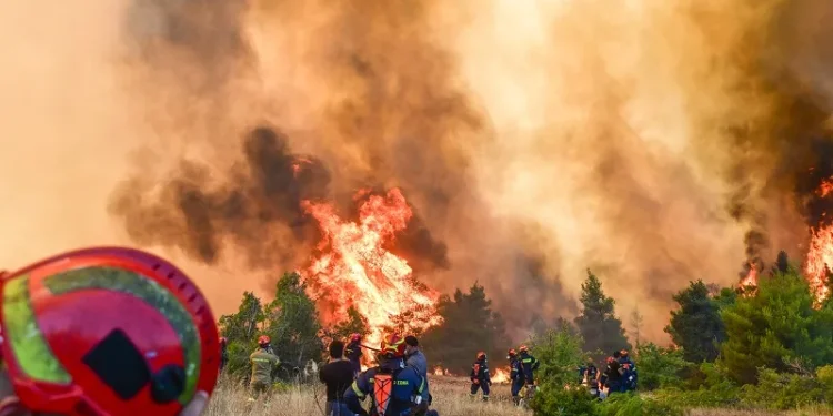 Μαίνεται η μεγάλη πυρκαγιά στη Δυτική Αττική – Κρίσιμη η κατάσταση σε Κανδήλι και Αγία Σκέπη – Νέα μηνύματα 112 για εκκενώσεις