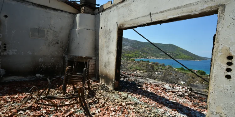 Δυτική Αττική: Ολονύχτια μάχη με διάσπαρτες ενεργές εστίες σε Λούμπα και Λάκκα Καλογήρου – Την Πέμπτη θα απολογηθούν οι δύο συλληφθέντες