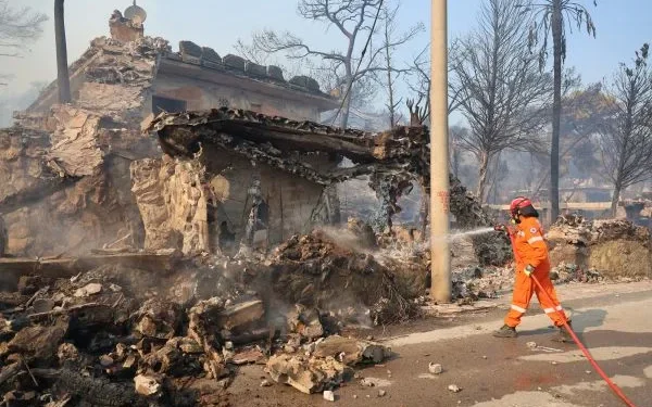 Ξεκινά αύριο η καταγραφή των ζημιών στη Σαλαμίνα μετά τη φονική πυρκαγιά με δύο νεκρούς και δέκα τραυματίες