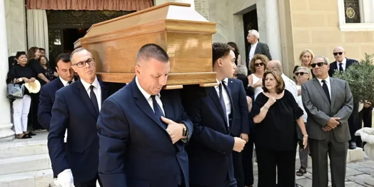 Συγγενείς, φίλοι και πολιτικοί αποχαιρέτησαν τον Στέφανο Μάνο στην Κηφισιά