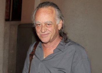 Το τελευταίο “αντίο” στον Νίκο Καλογερόπουλο – Άνθρωποι από τον χώρο των Τεχνών και πολίτες τον αποχαιρέτησαν στο Α’ Νεκροταφείο