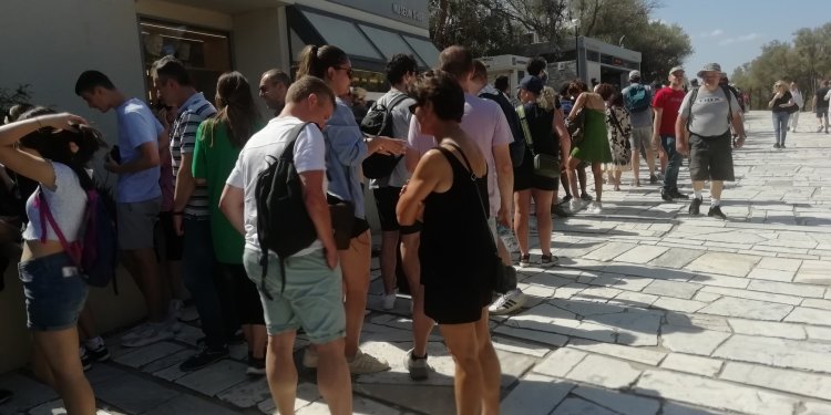 Ακρόπολη: Έκτακτη δράση του Ελληνικού Ερυθρού Σταυρού για την προστασία των επισκεπτών από τις υψηλές θερμοκρασίες