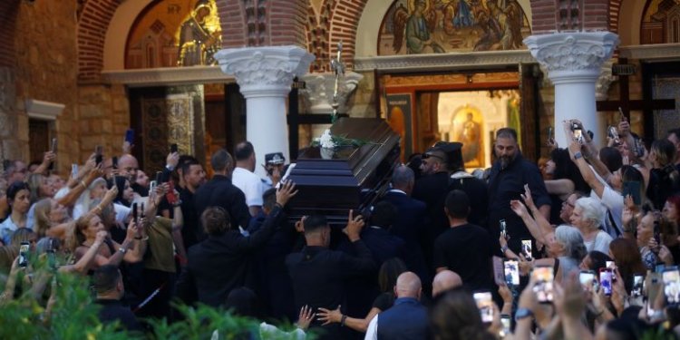 Λαϊκή αγρυπνία για τον Γιώργο Μαζωνάκη – Καταφθάνει αδιάκοπα κόσμος για το τελευταίο αντίο, γεμάτοι οι δρόμοι γύρω από την Αγία Τριάδα Νίκαιας