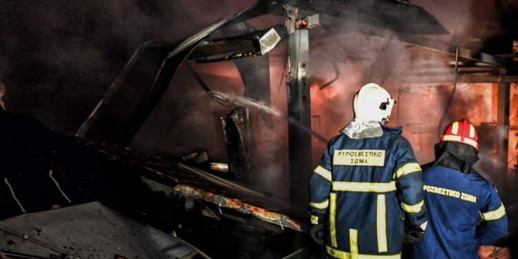 Υπό μερικό έλεγχο η πυρκαγιά σε χώρο εργοστασίου στο Βαθύ Χαλκίδας