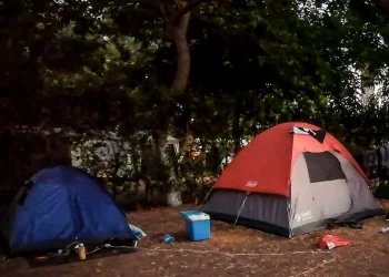 Νεοδιόριστη δασκάλα ζούσε με το παιδί της σε σκηνή επειδή δεν βρίσκει σπίτι στα Χανιά – Παρενέβη ο Δήμαρχος Αποκορώνου