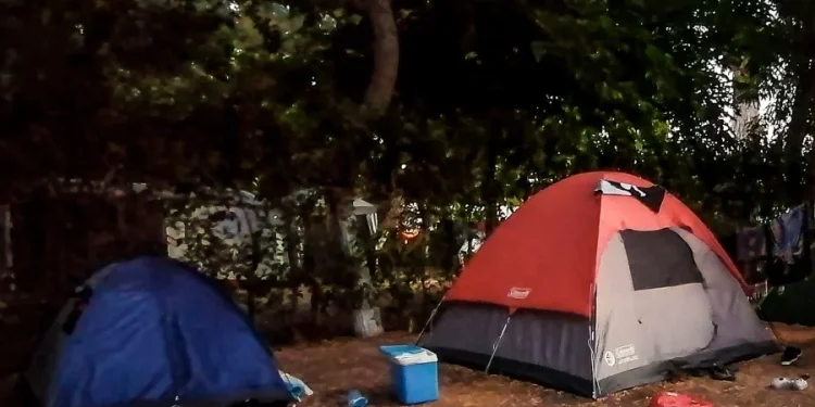 Νεοδιόριστη δασκάλα ζούσε με το παιδί της σε σκηνή επειδή δεν βρίσκει σπίτι στα Χανιά – Παρενέβη ο Δήμαρχος Αποκορώνου
