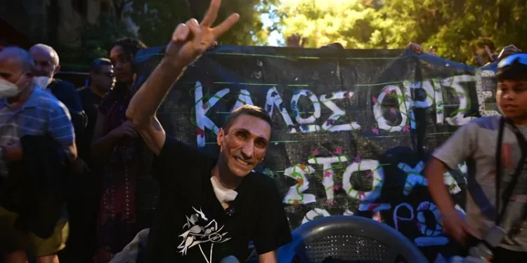 «Επιστροφή στη γειτονιά»: Θερμή υποδοχή στα Προσφυγικά για τον απεργό πείνας Αριστοτέλη Χαντζή