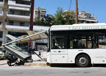 Θεσσαλονίκη: Τροχαίο στη Νεάπολη – Σε χειρουργείο υποβλήθηκε η 21χρονη τραυματίας – Εξιτήριο πήραν η 50χρονη και η 17χρονη