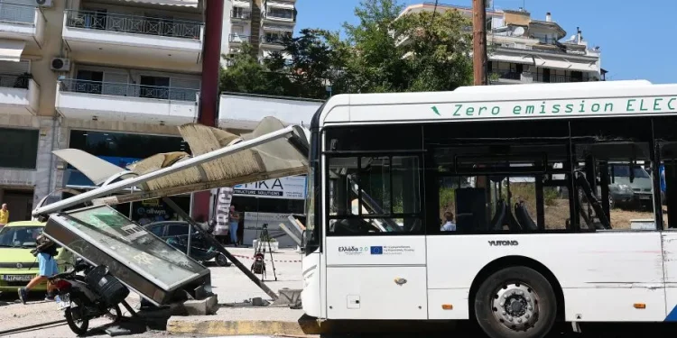 Θεσσαλονίκη: Τροχαίο στη Νεάπολη – Σε χειρουργείο υποβλήθηκε η 21χρονη τραυματίας – Εξιτήριο πήραν η 50χρονη και η 17χρονη