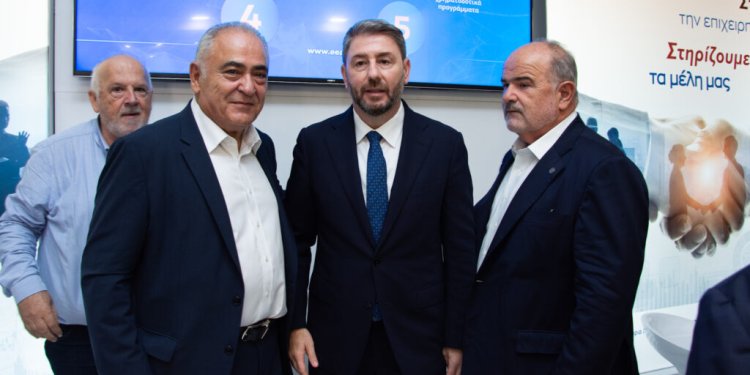Νίκος Ανδρουλάκης και βουλευτές του ΠΑΣΟΚ στο Περίπτερο του Ε.Ε.Α. στη ΔΕΘ
