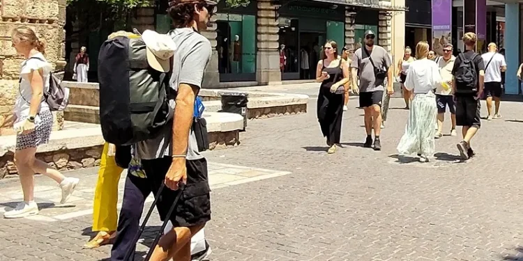 Επέστρεψαν οι Αθηναίοι, παραμένουν οι τουρίστες – Κοσμοσυρροή στο κέντρο