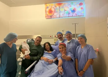54χρονη γέννησε κοριτσάκι από έμβρυο που είχε κρυοσυντηρηθεί πριν από 22 χρόνια