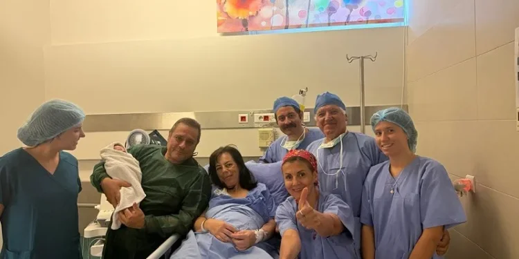 54χρονη γέννησε κοριτσάκι από έμβρυο που είχε κρυοσυντηρηθεί πριν από 22 χρόνια