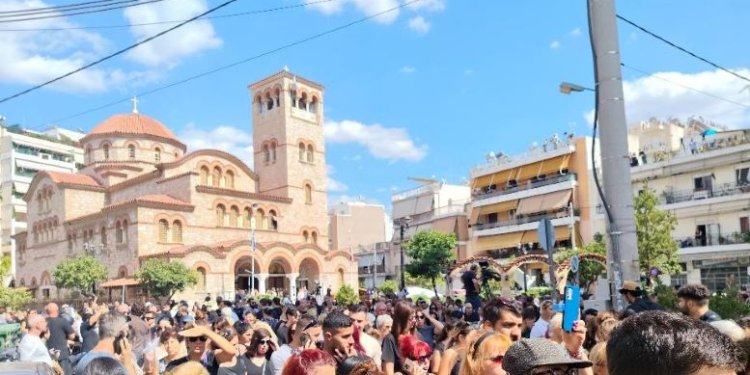  To “τελευταίο αντίο” στον Γιώργο Μαζωνάκη