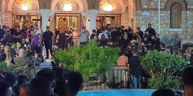Νίκαια: Πλήθος κόσμου στην λαϊκή αγρυπνία για τον Γιώργο Μαζωνάκη – FANTOMAS.GR